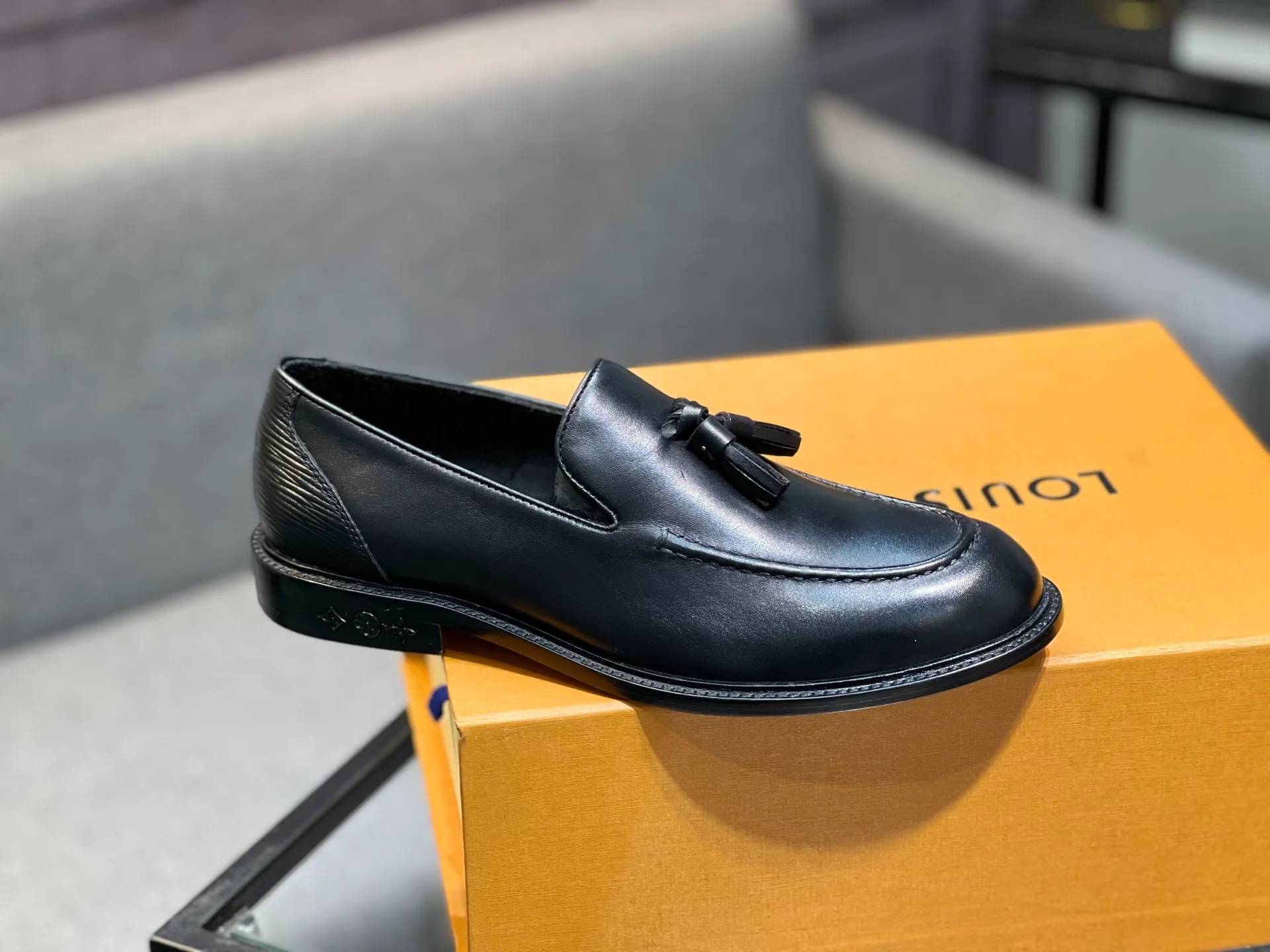 Men's shoes 💰1020 LV top luxury brand, high-quality men's business formal leather shoes, imported genuine leather soles! Customized imported leather, the first layer of open-edge beaded lacquered cowhide, the texture is incomparable, the imported cowhide lining, high-end high-end shoes, don't miss it! size:39-44 (Male 38 45 46 customized)
